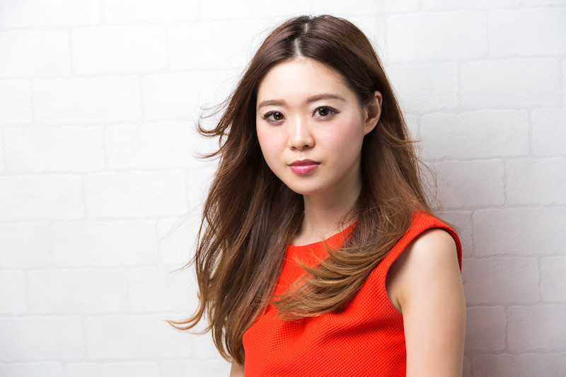 赤いシャツの女性